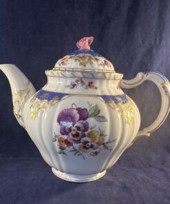 KPM 'Berlin Rocaille Breslauer Stadtschloss' theepot hoog 17 cm, inhoud 1 liter.