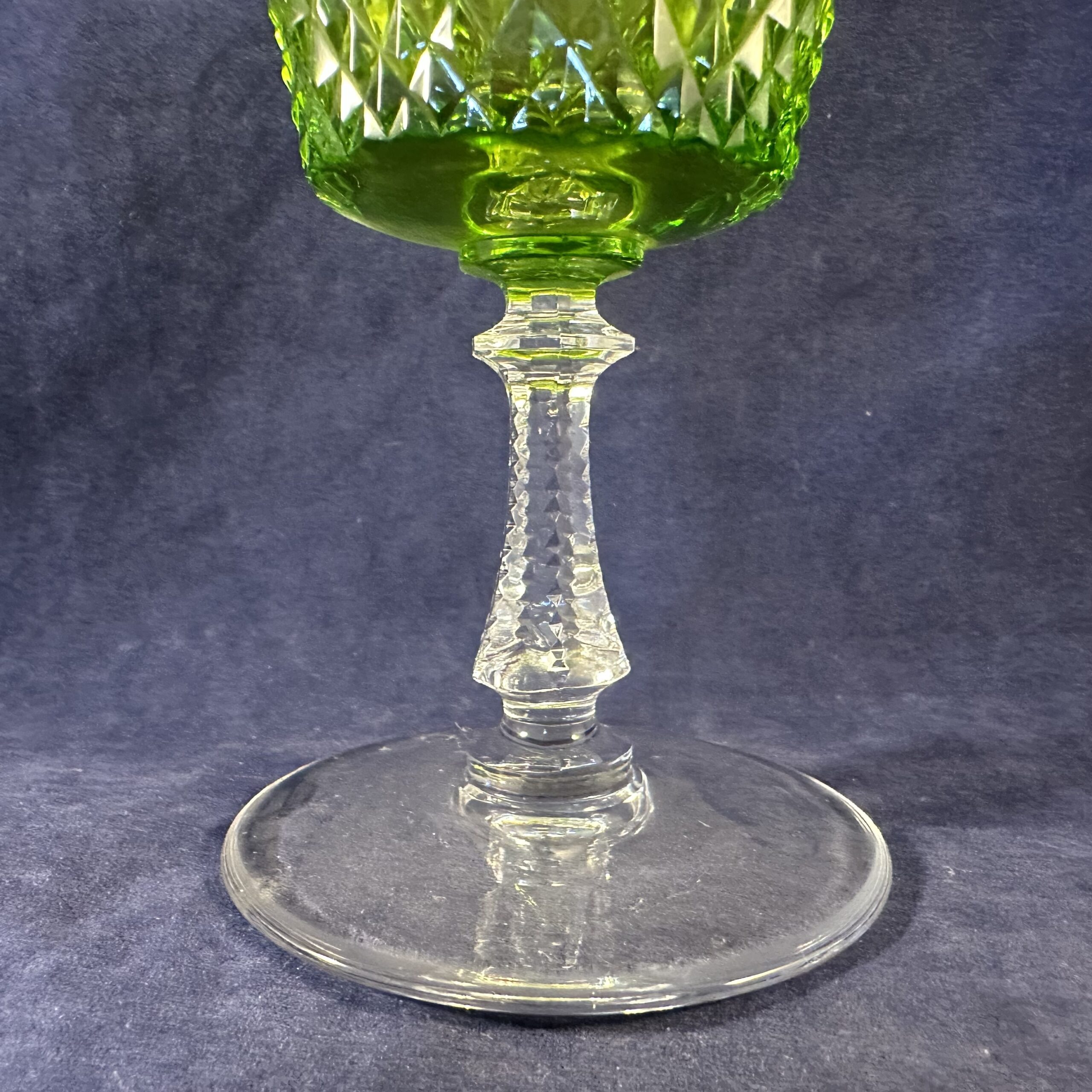 Val Saint Lambert ‘Heidelberg’ set van 7 groene wittewijnglazen, hoog 13,2 cm, Ø 7 cm. - Afbeelding 2