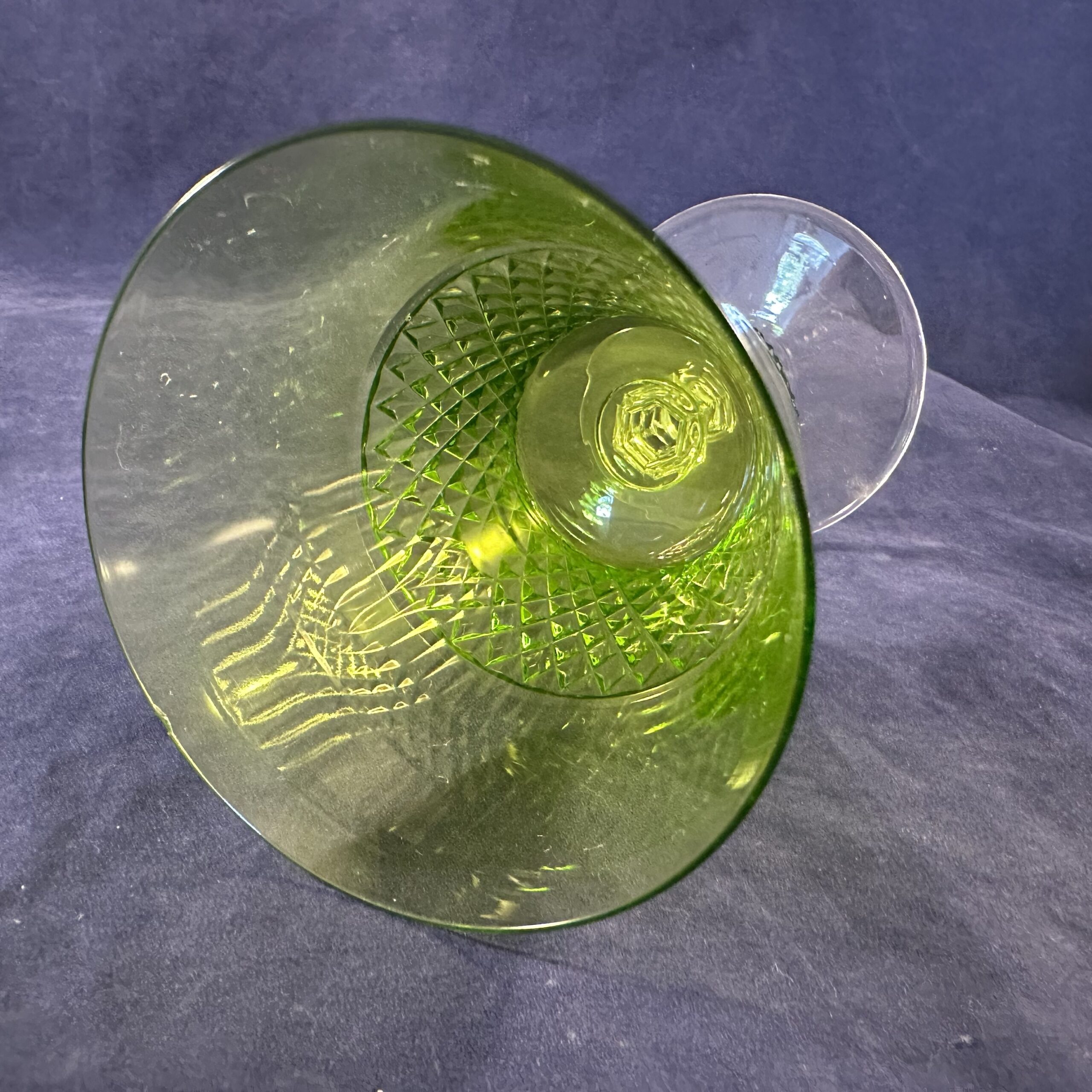 Val Saint Lambert ‘Heidelberg’ set van 7 groene wittewijnglazen, hoog 13,2 cm, Ø 7 cm. - Afbeelding 3