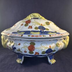 Faenza grote terrine hoog 23 cm. 33 x 23 cm.