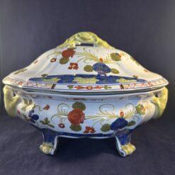 Faenza grote terrine hoog 23 cm. 33 x 23 cm.