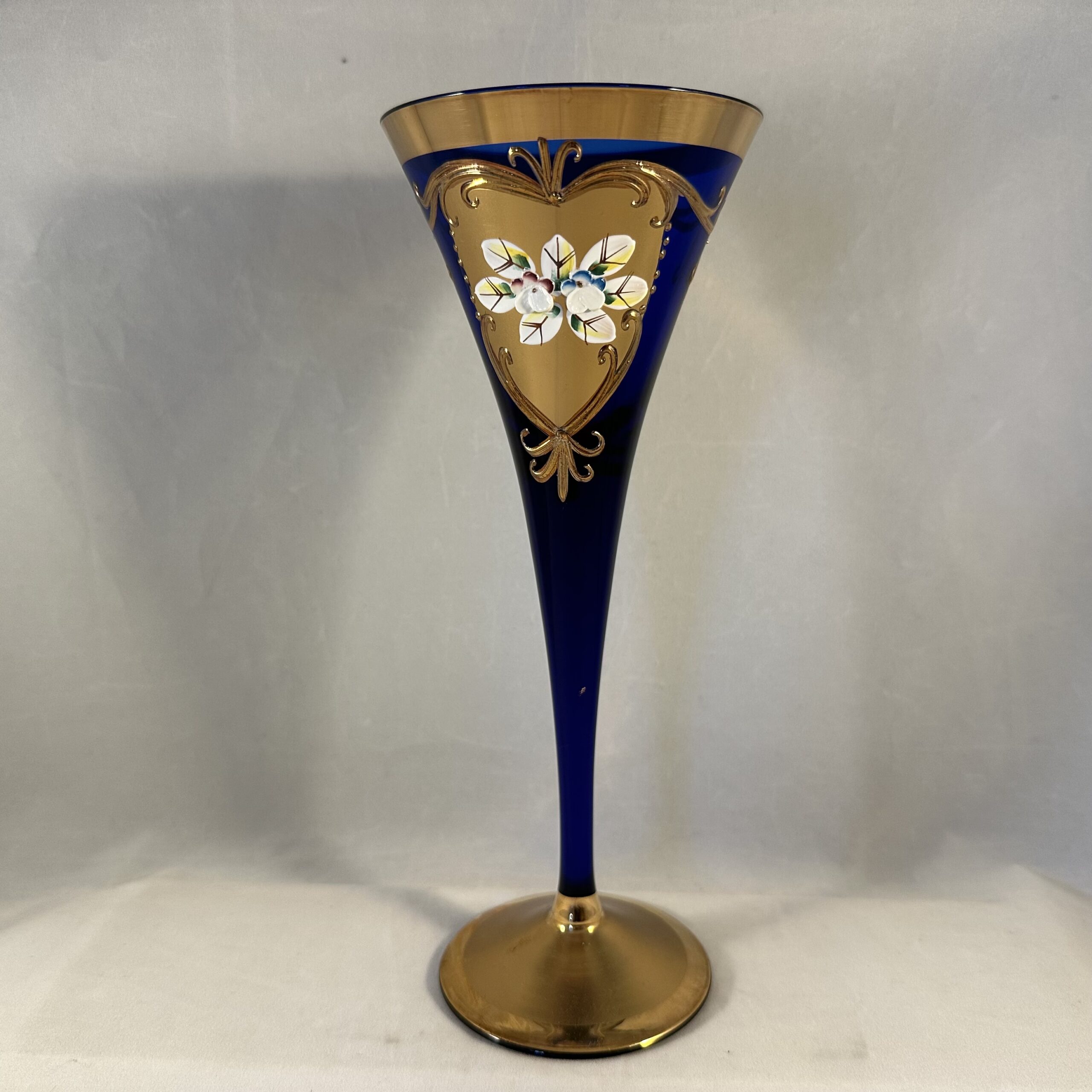 Set van 6 Boheemse kristallen glazen, kobalt met goud, hoog 22,5 cm. - Afbeelding 2