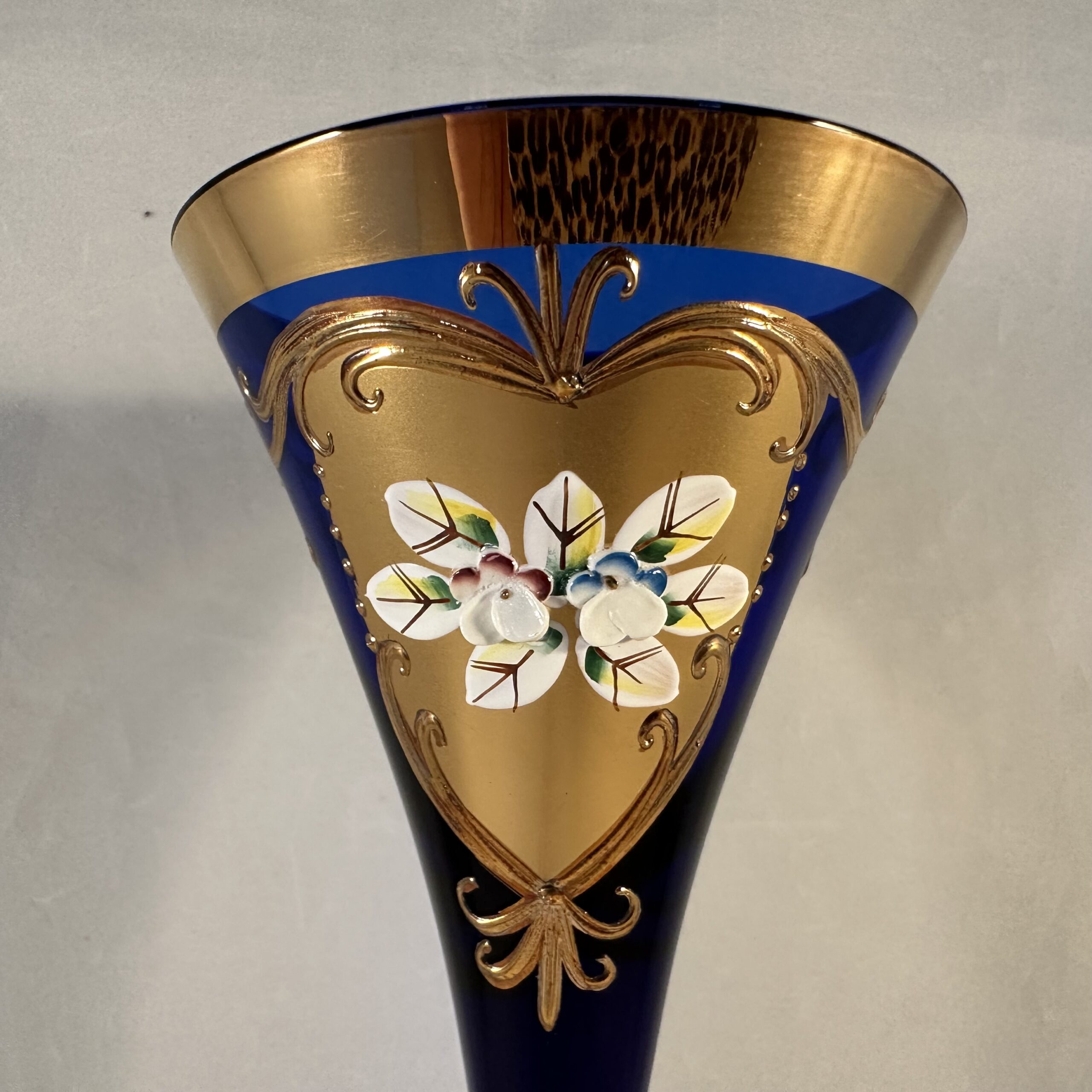 Set van 6 Boheemse kristallen glazen, kobalt met goud, hoog 22,5 cm. - Afbeelding 3