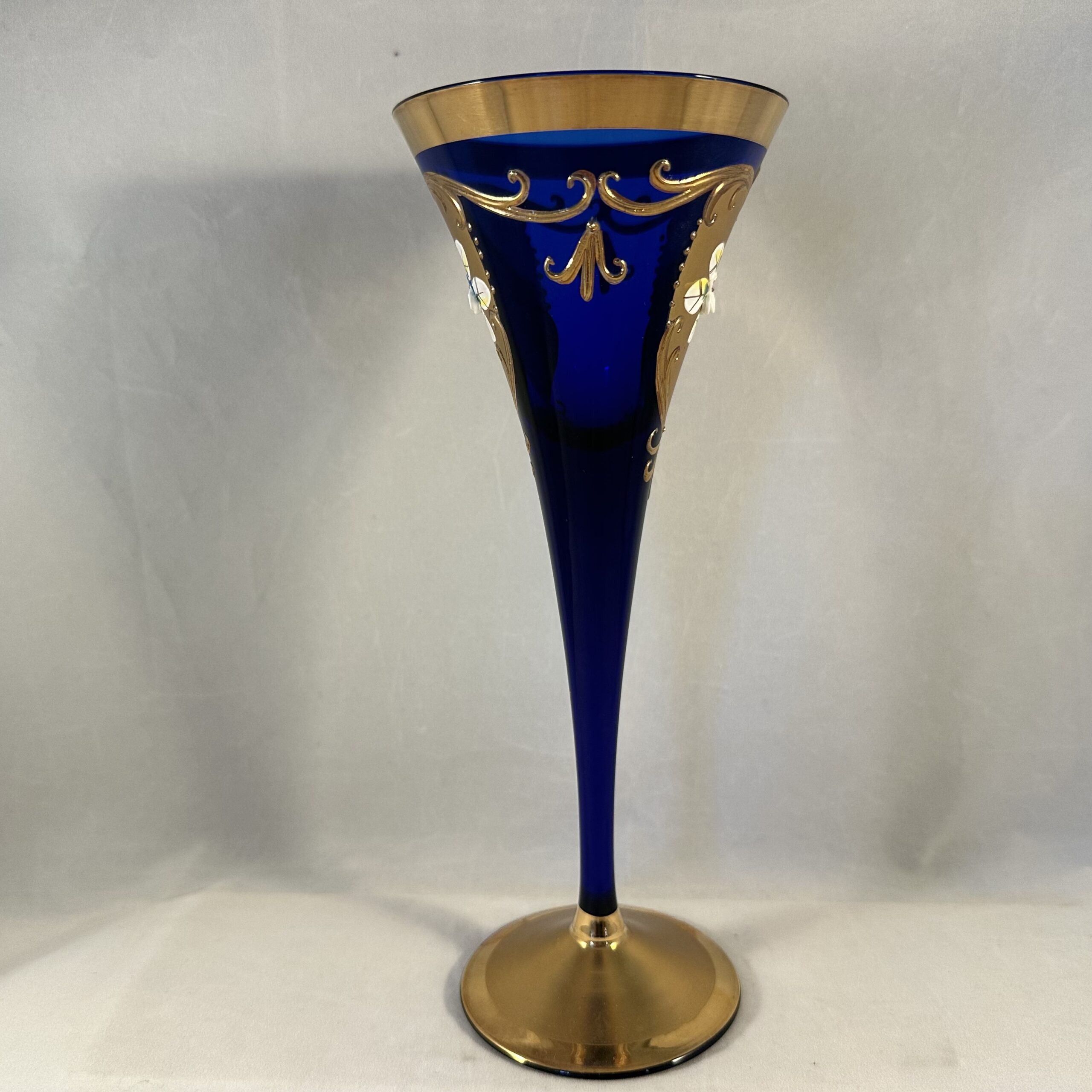 Set van 6 Boheemse kristallen glazen, kobalt met goud, hoog 22,5 cm. - Afbeelding 4