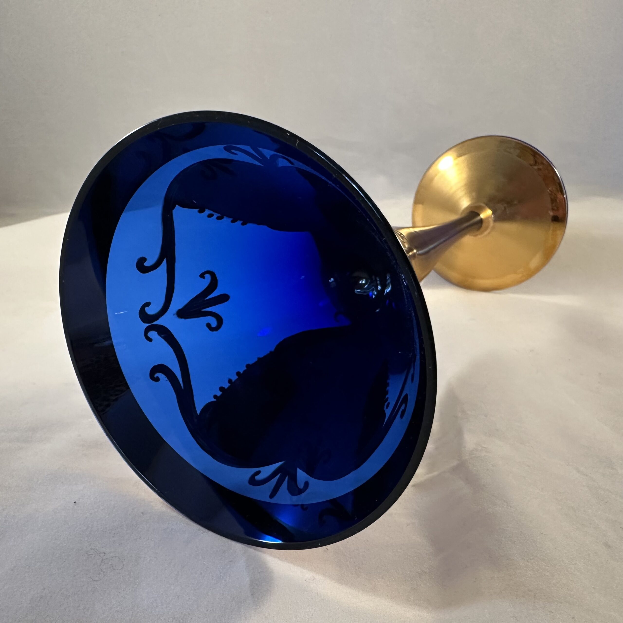 Set van 6 Boheemse kristallen glazen, kobalt met goud, hoog 22,5 cm. - Afbeelding 5