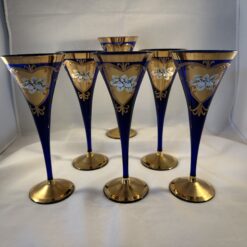 Set van 6 Boheemse kristallen glazen, kobalt met goud, hoog 22,5 cm.