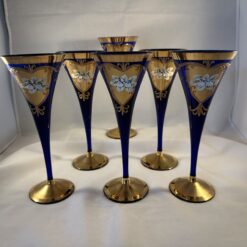 Set van 6 Boheemse kristallen glazen, kobalt met goud, hoog 22,5 cm.