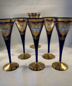 Set van 6 Boheemse kristallen glazen, kobalt met goud, hoog 22,5 cm.