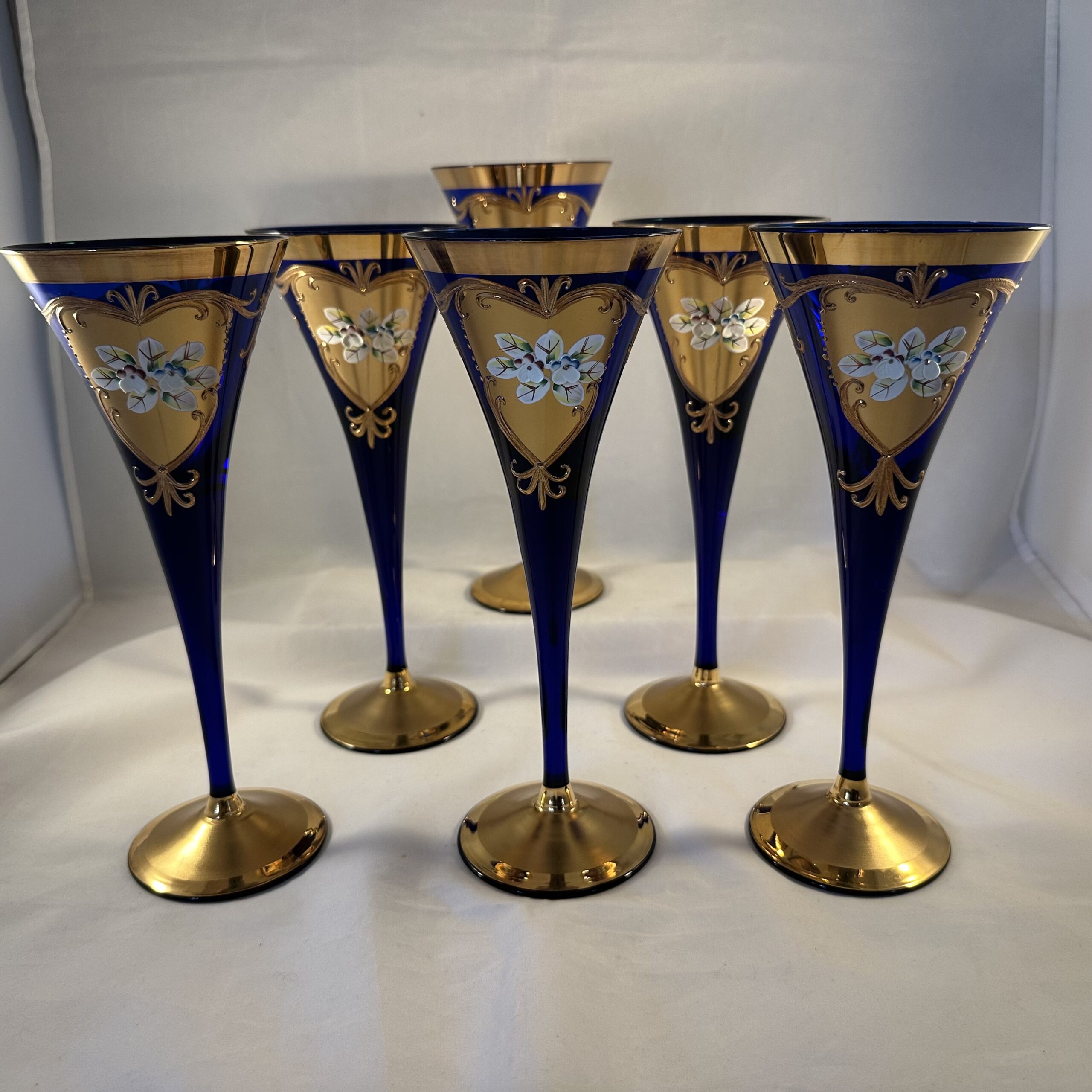 Set van 6 Boheemse kristallen glazen, kobalt met goud, hoog 22,5 cm.