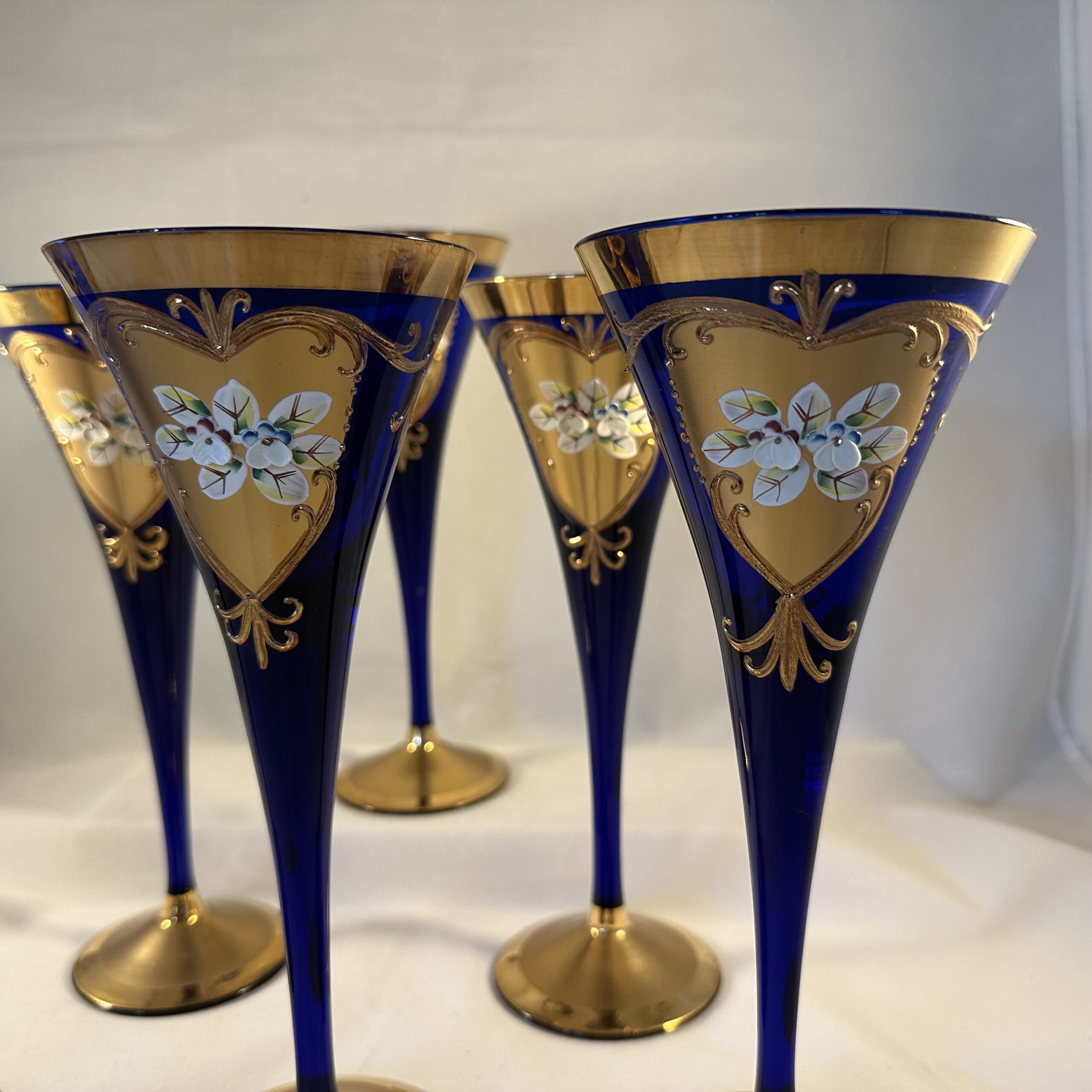Set van 6 Boheemse kristallen glazen, kobalt met goud, hoog 22,5 cm. - Afbeelding 6