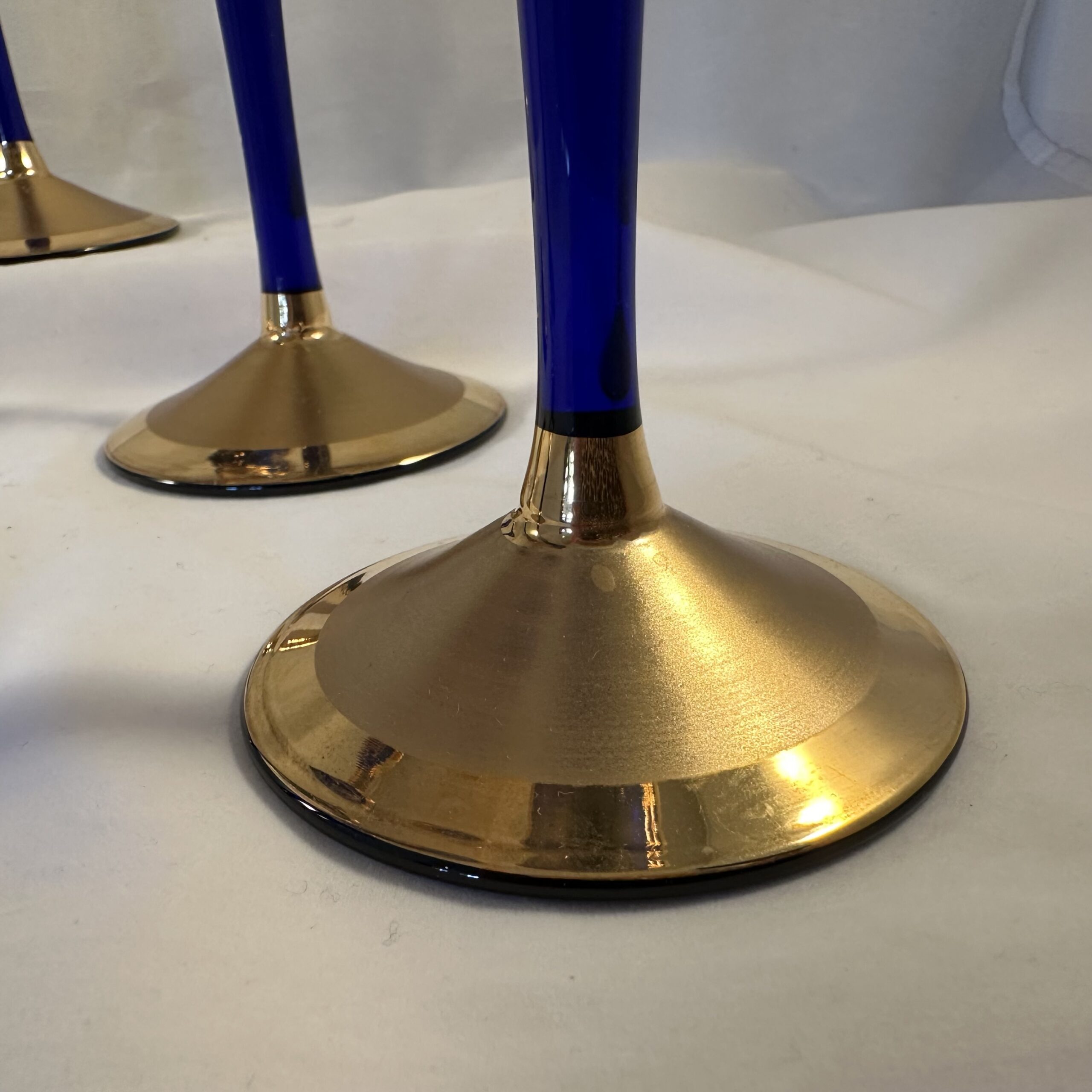 Set van 6 Boheemse kristallen glazen, kobalt met goud, hoog 22,5 cm. - Afbeelding 7