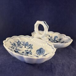 Blue Danube tweevakschaal met greep 24 x 17,5 cm. hoog 11 cm.