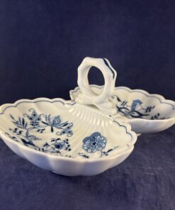 Blue Danube tweevakschaal met greep 24 x 17,5 cm. hoog 11 cm.