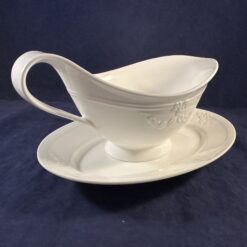 Villeroy & Boch 'Fiori Weiss' sauskom met losse schotel hoog 10 cm. 20,5 x 10,8 cm.