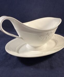 Villeroy & Boch 'Fiori Weiss' sauskom met losse schotel hoog 10 cm. 20,5 x 10,8 cm.