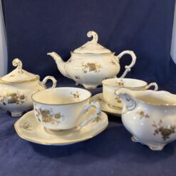 Pirkenhammer 'Avignon' porseleinen theeset bestaande uit theepot, suikerpot, roomkan en 5 kop en schotels