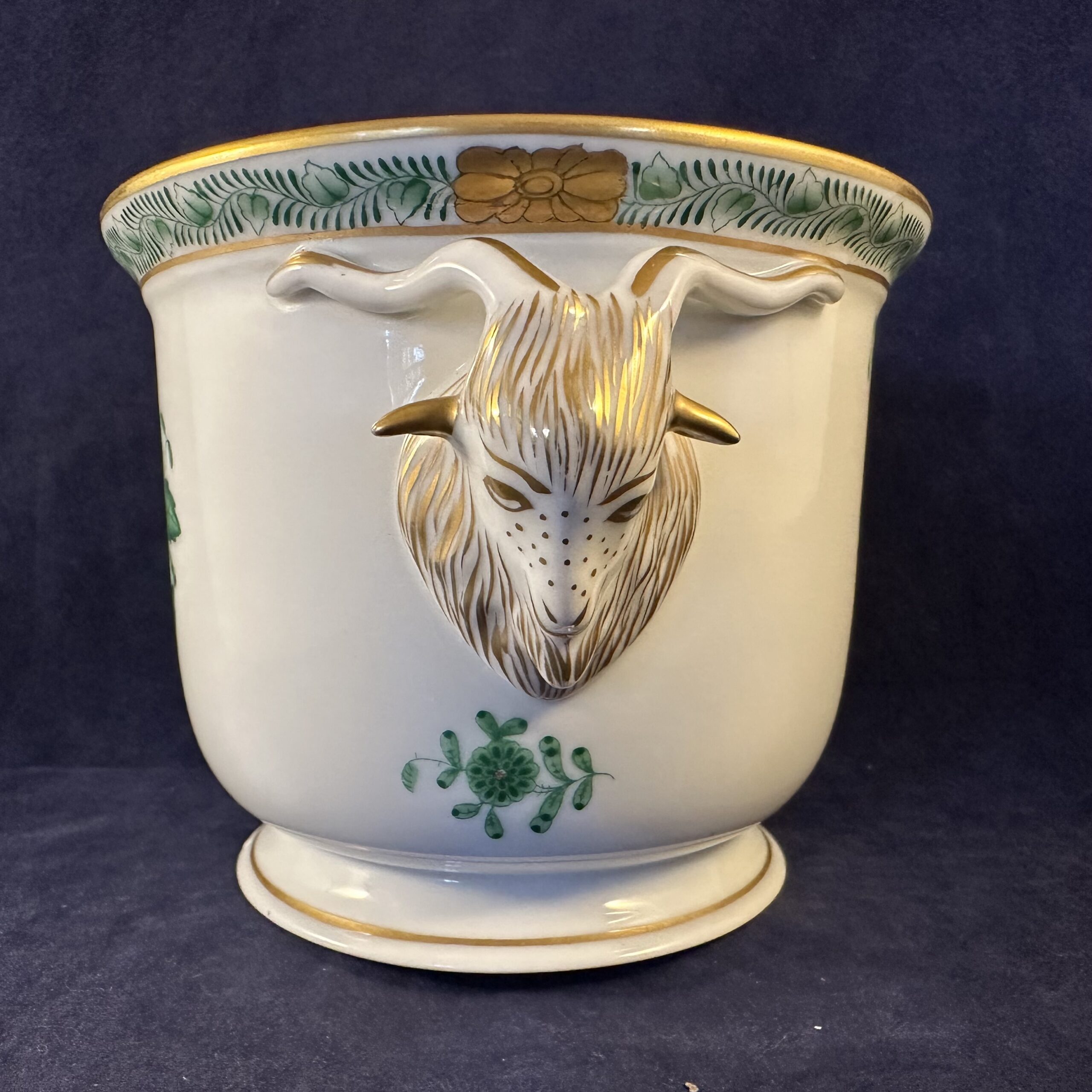 Herend Apponyi groen cachepot met ramskoppen nr 7285, hoog 9,4 cm Ø 11,2 cm. - Afbeelding 2