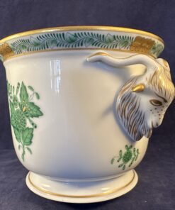 Herend Apponyi groen cachepot met ramskoppen nr 7285, hoog 9,4 cm Ø 11,2 cm.