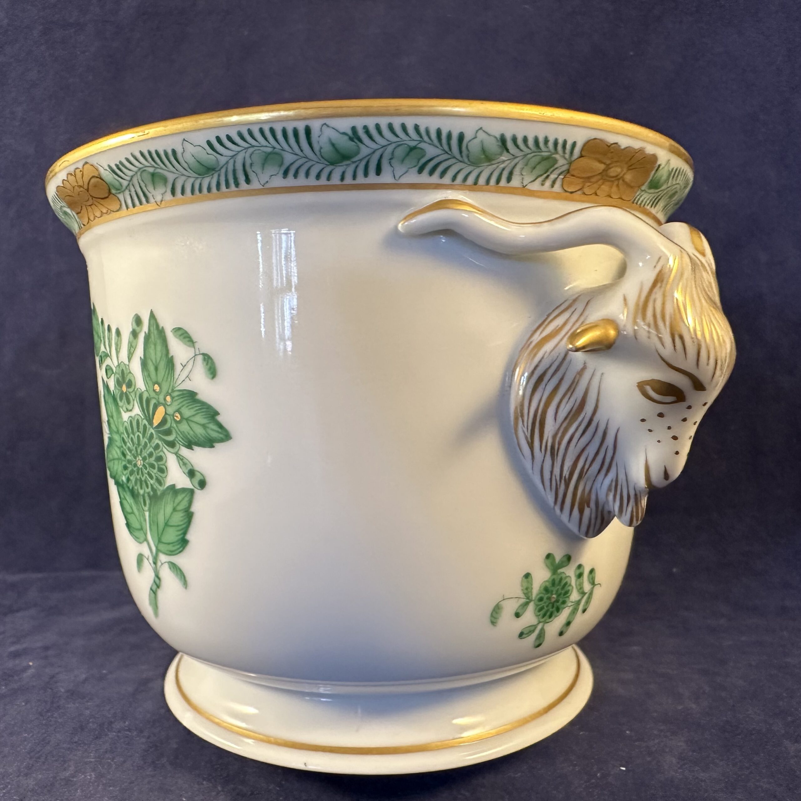 Herend Apponyi groen cachepot met ramskoppen nr 7285, hoog 9,4 cm Ø 11,2 cm.