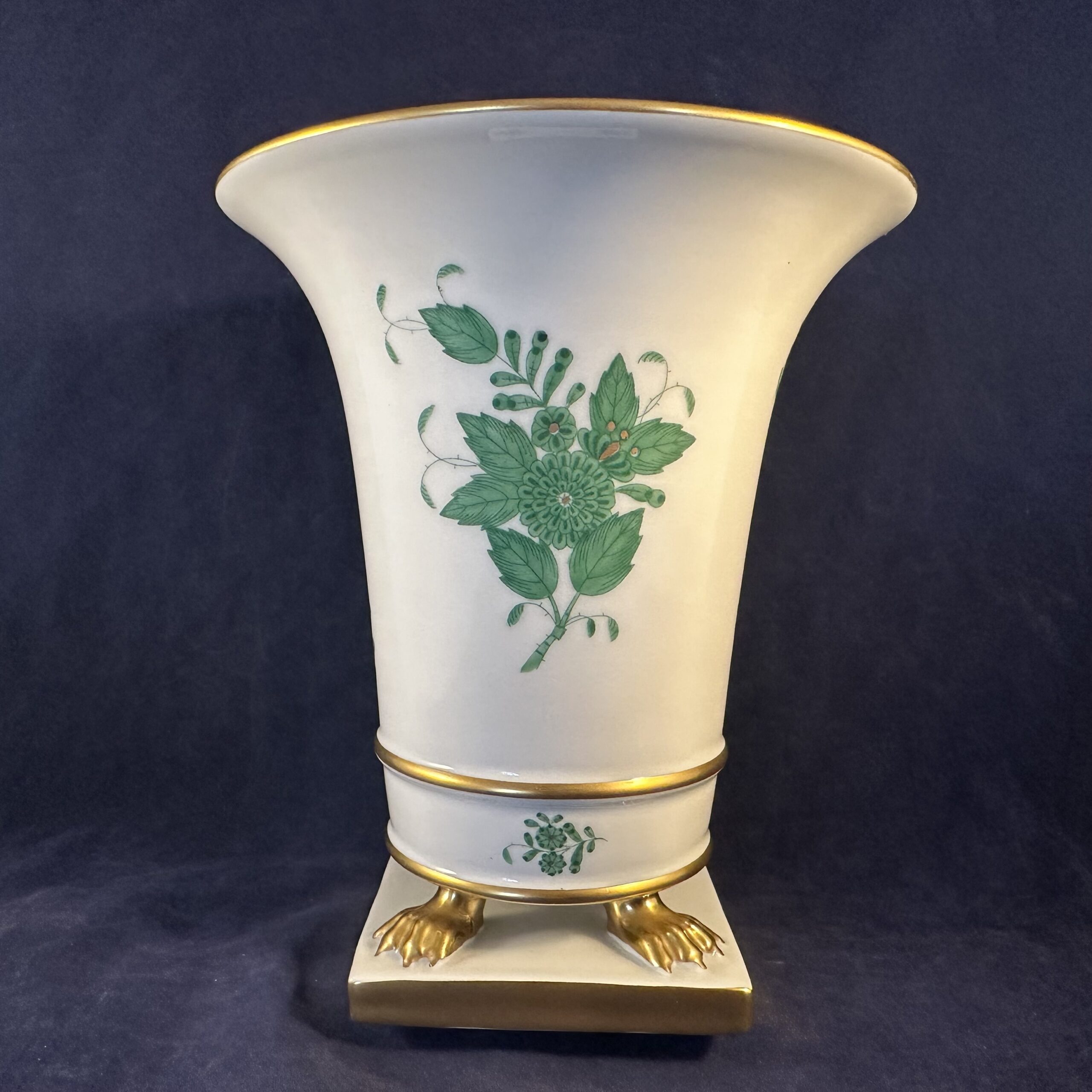 Herend Apponyi groen vaas op pootjes, hoog 17,5 cm Ø 15 cm, nr. 6433 AV