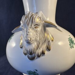 Herend Apponyi groen vaas met twee ramskoppen hoog 26 cm Ø 19,5 cm, nr. 6657 AV - Afbeelding 2
