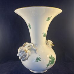 Herend Apponyi groen vaas met twee ramskoppen hoog 26 cm Ø 19,5 cm, nr. 6657 AV
