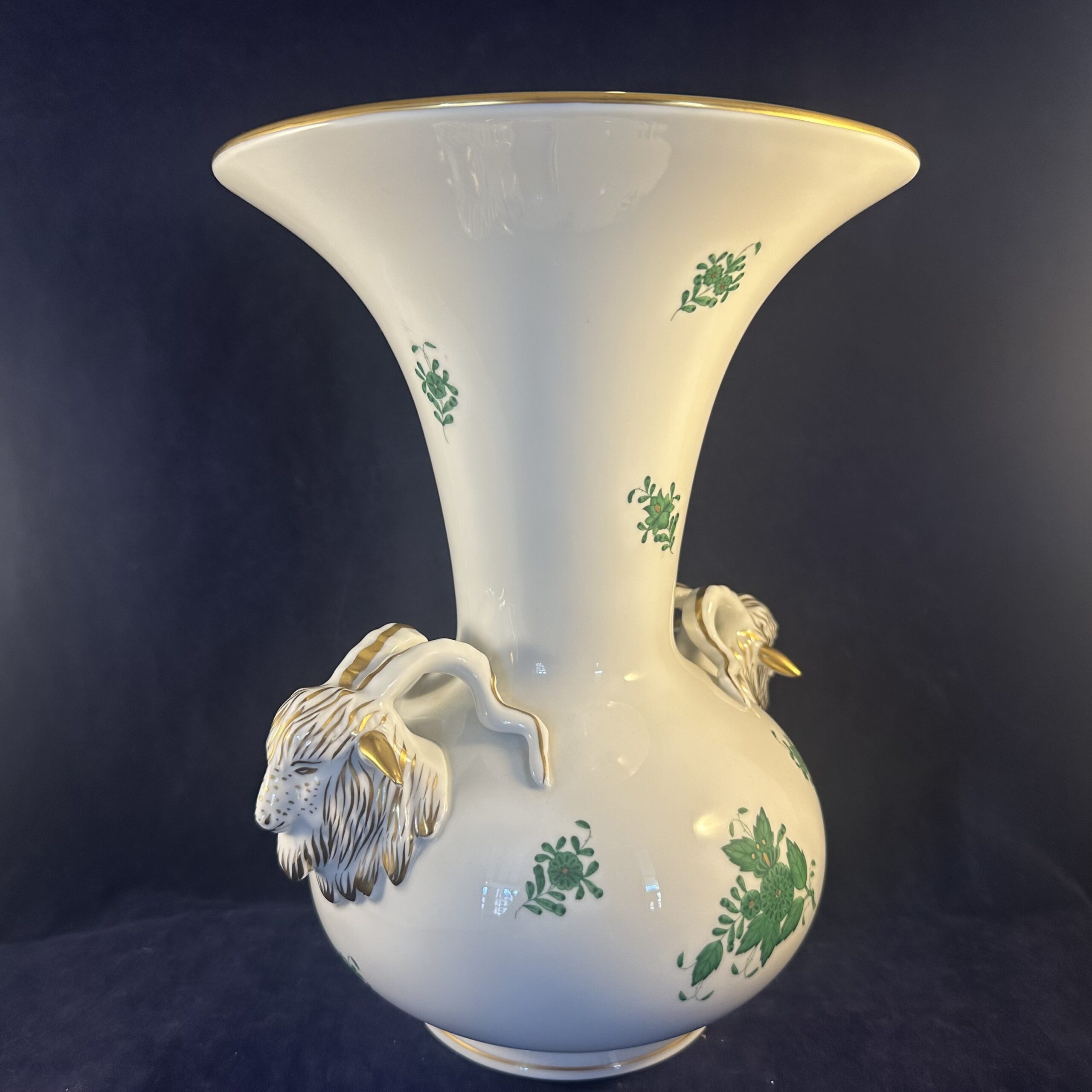Herend Apponyi groen vaas met twee ramskoppen hoog 26 cm Ø 19,5 cm, nr. 6657 AV