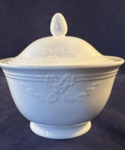Villeroy & Boch 'Fiori Weiss' suikerpot met deksel hoog 10 cm. 11 x 9,8 cm.