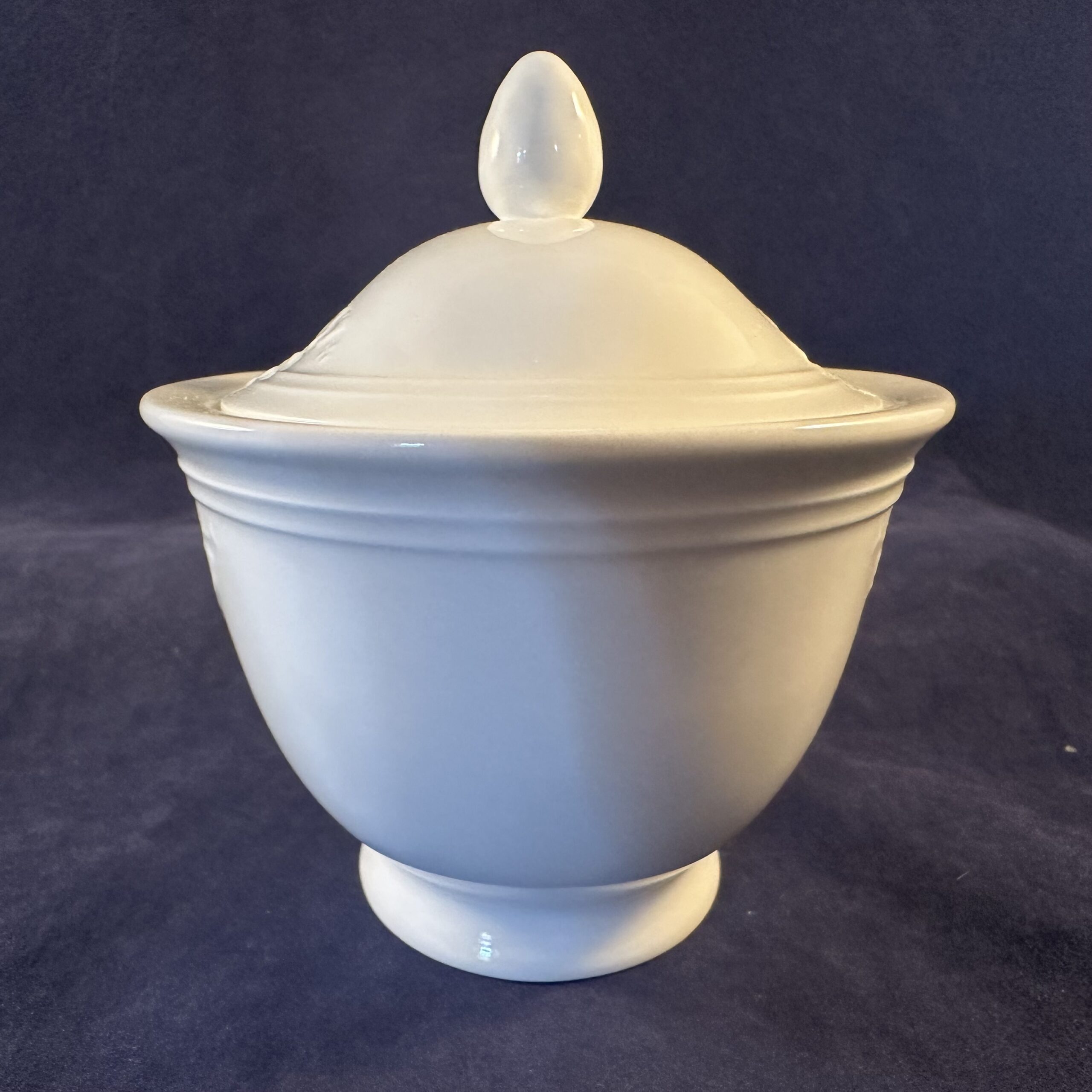 Villeroy & Boch 'Fiori Weiss' suikerpot met deksel hoog 10 cm. 11 x 9,8 cm. - Afbeelding 2