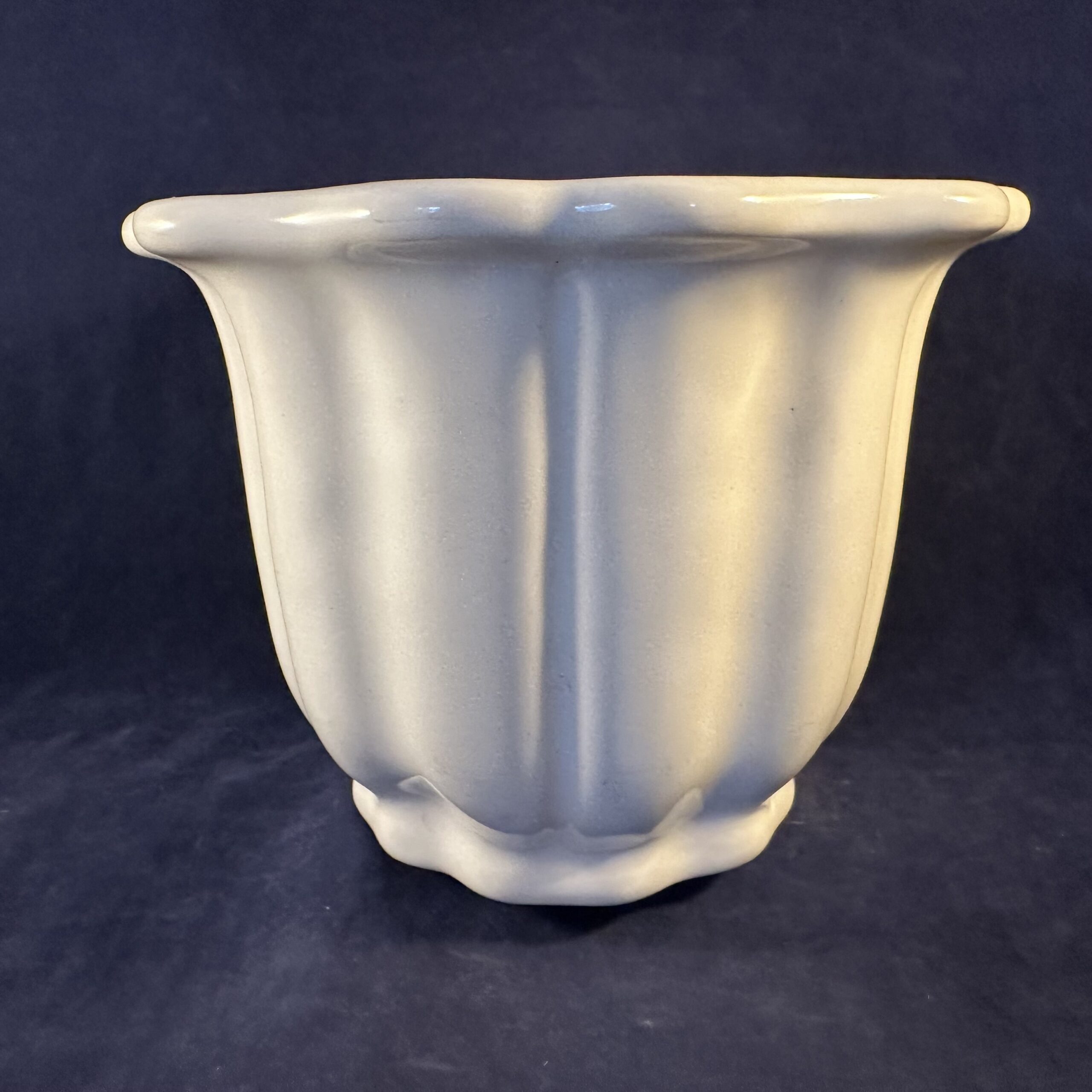 Delfts wit cachepot op voet Ø 18 cm, hoog 13,8 cm