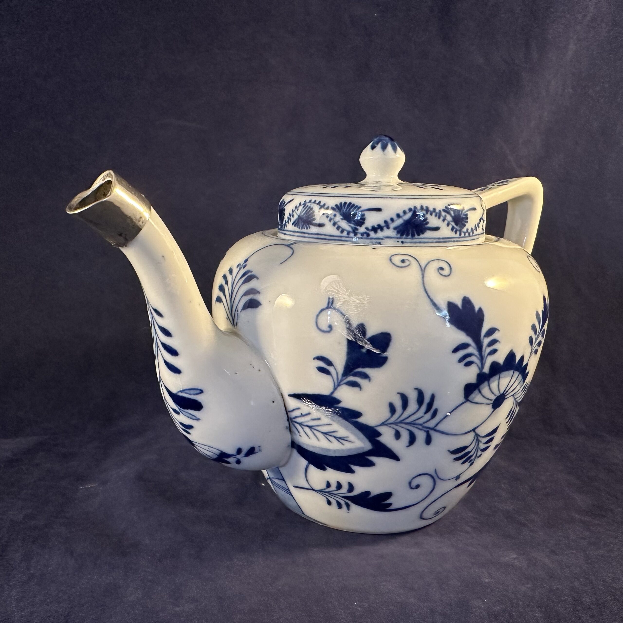 Louis Regout Zwiebelmuster theepotje eenpersoons hoog 12 cm.