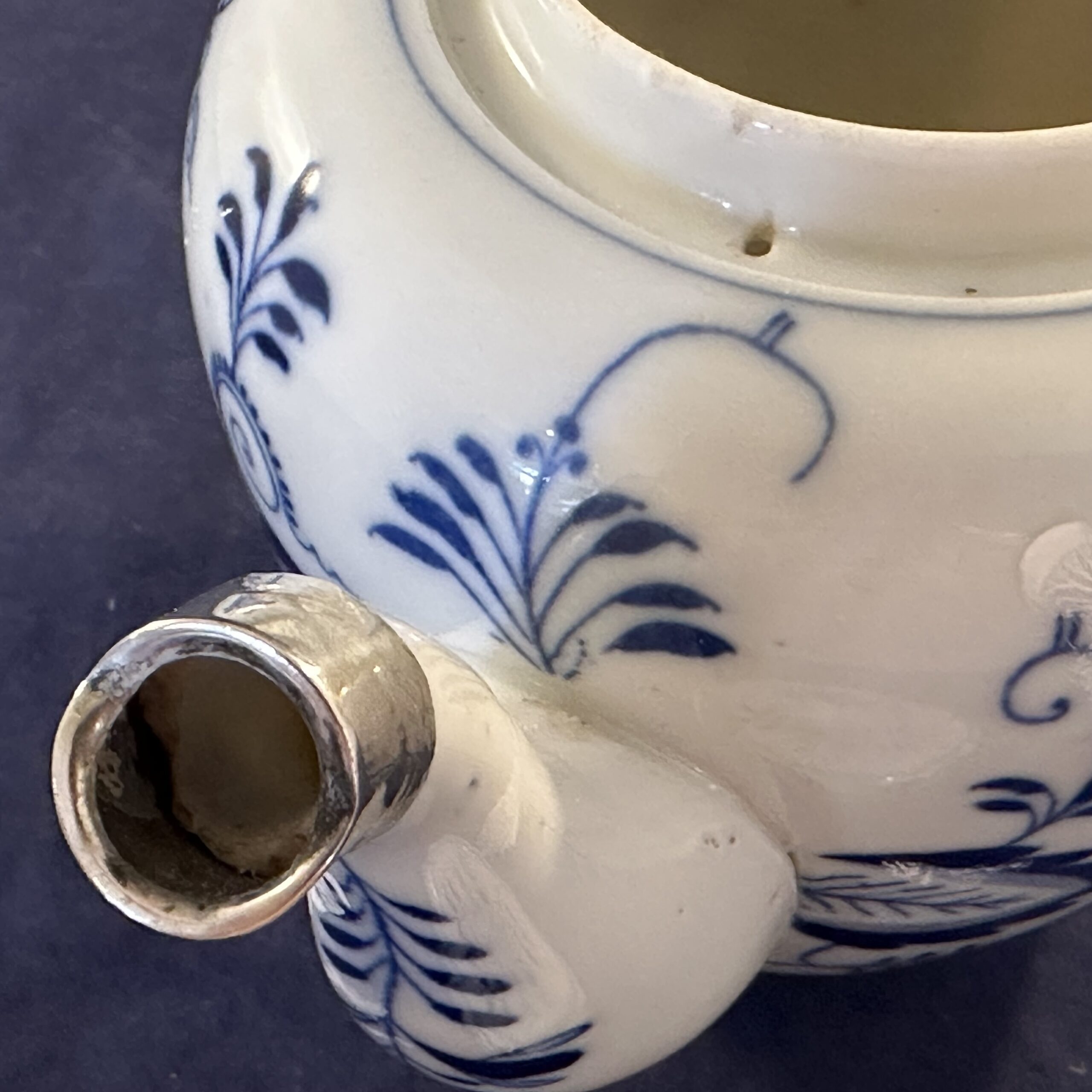 Louis Regout Zwiebelmuster theepotje eenpersoons hoog 12 cm. - Afbeelding 2