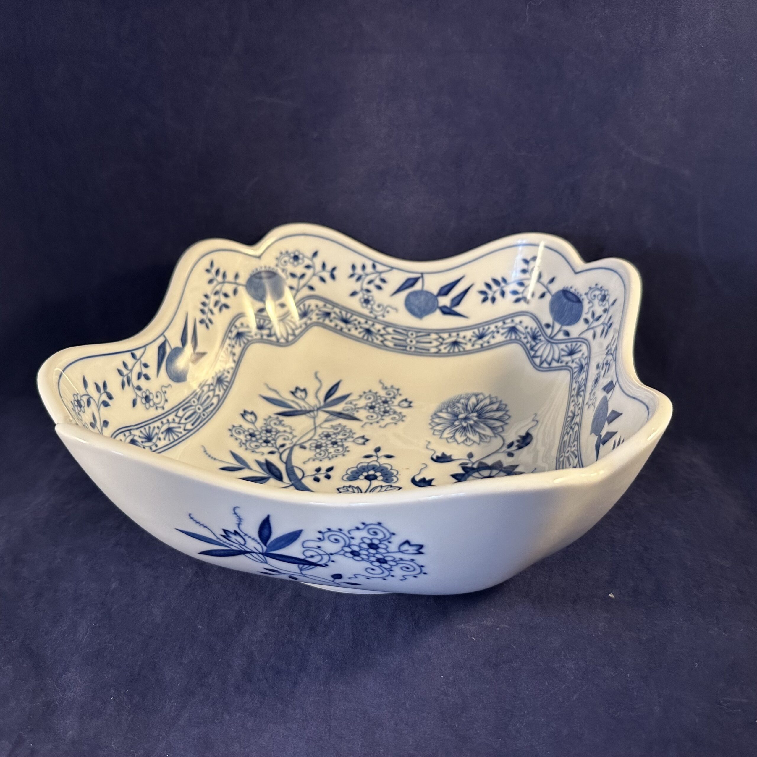 Hutschenreuther Zwiebelmuster grote vierkante schaal - salade schaal 20,5 x 20,5 cm, hoog 8,5 cm.