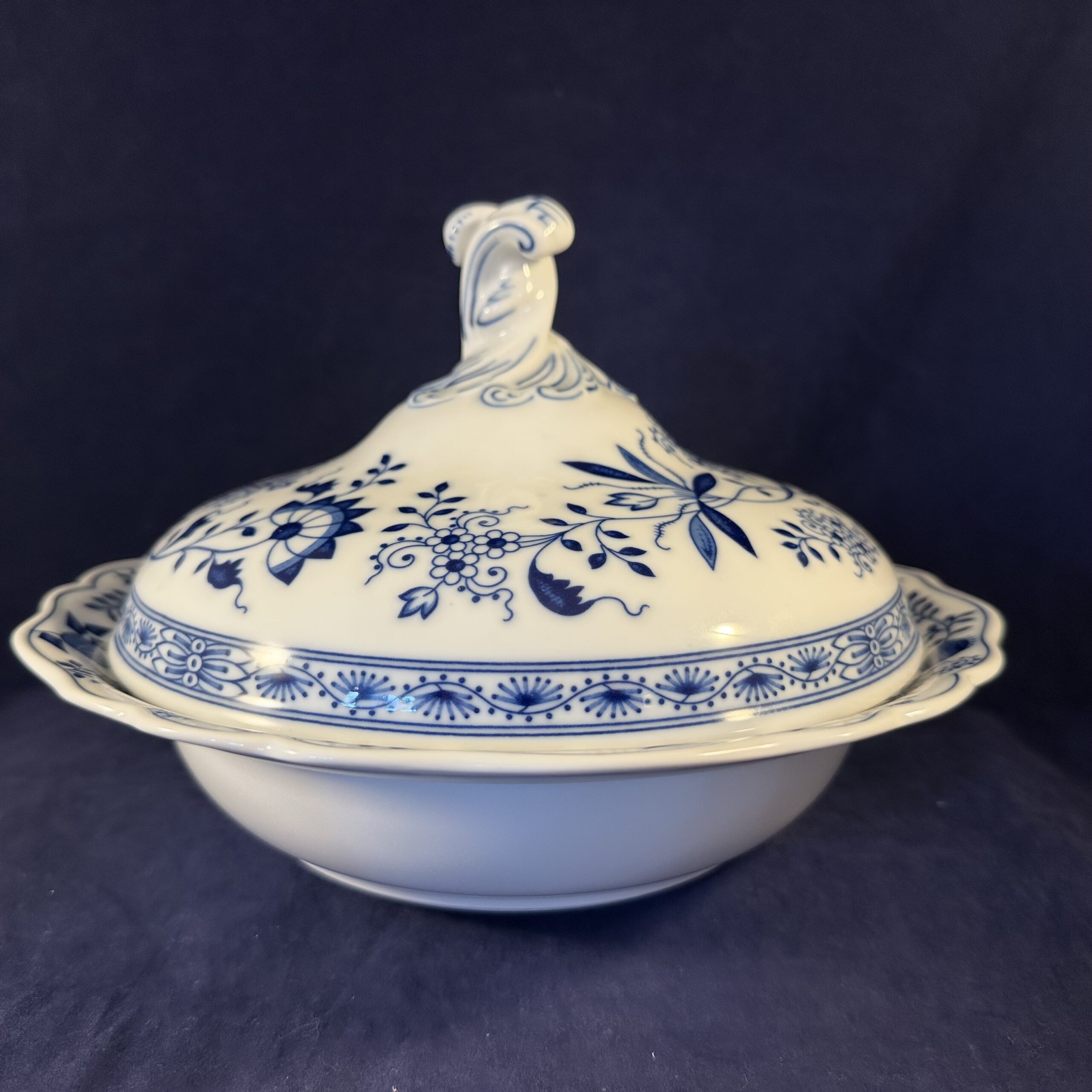 Hutschenreuther zwiebelmuster dekschaal Ø 24,8 cm hoog 15 cm.
