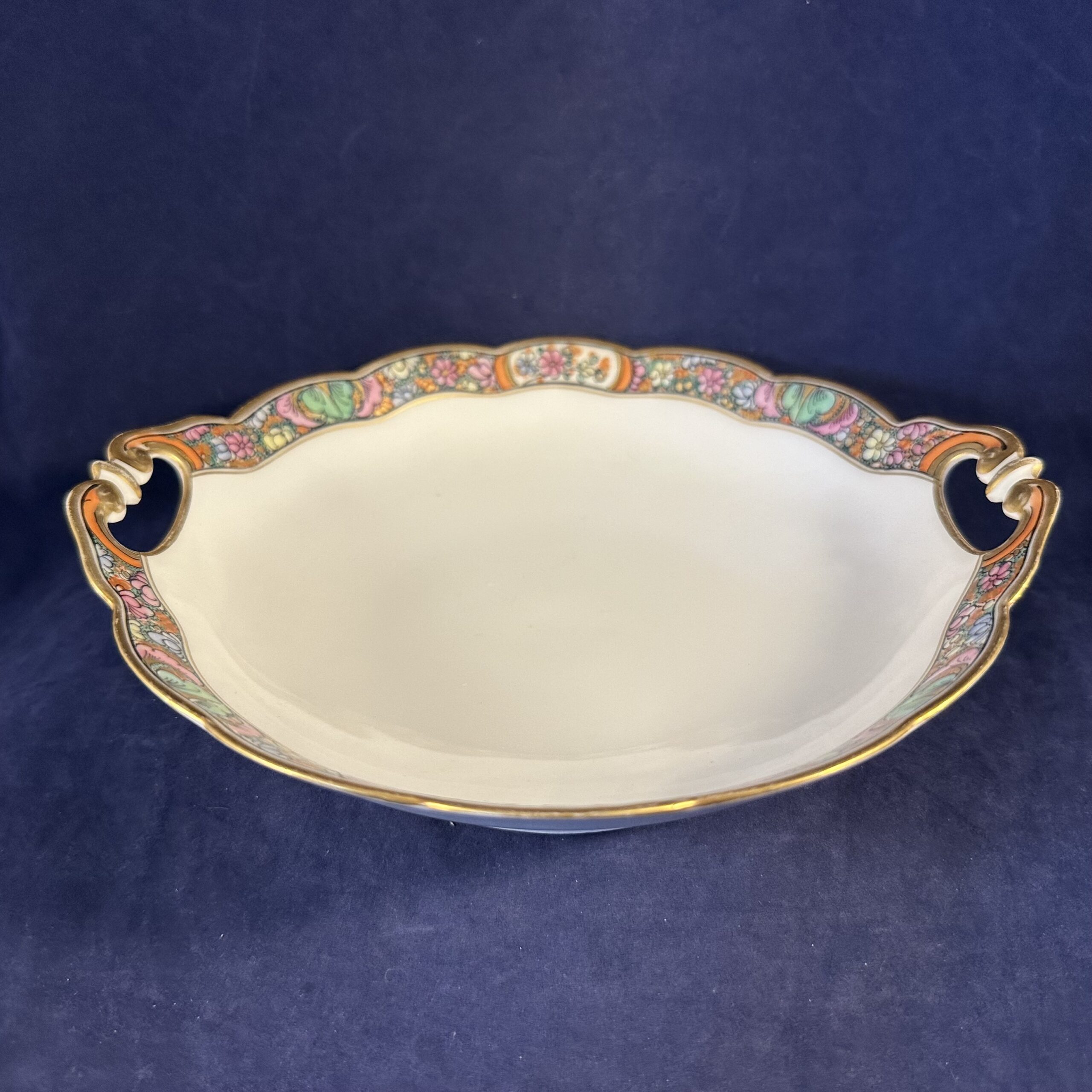 Limoges Haviland schaaltje met greepjes 21 x 19,5 cm, diep 5 cm.