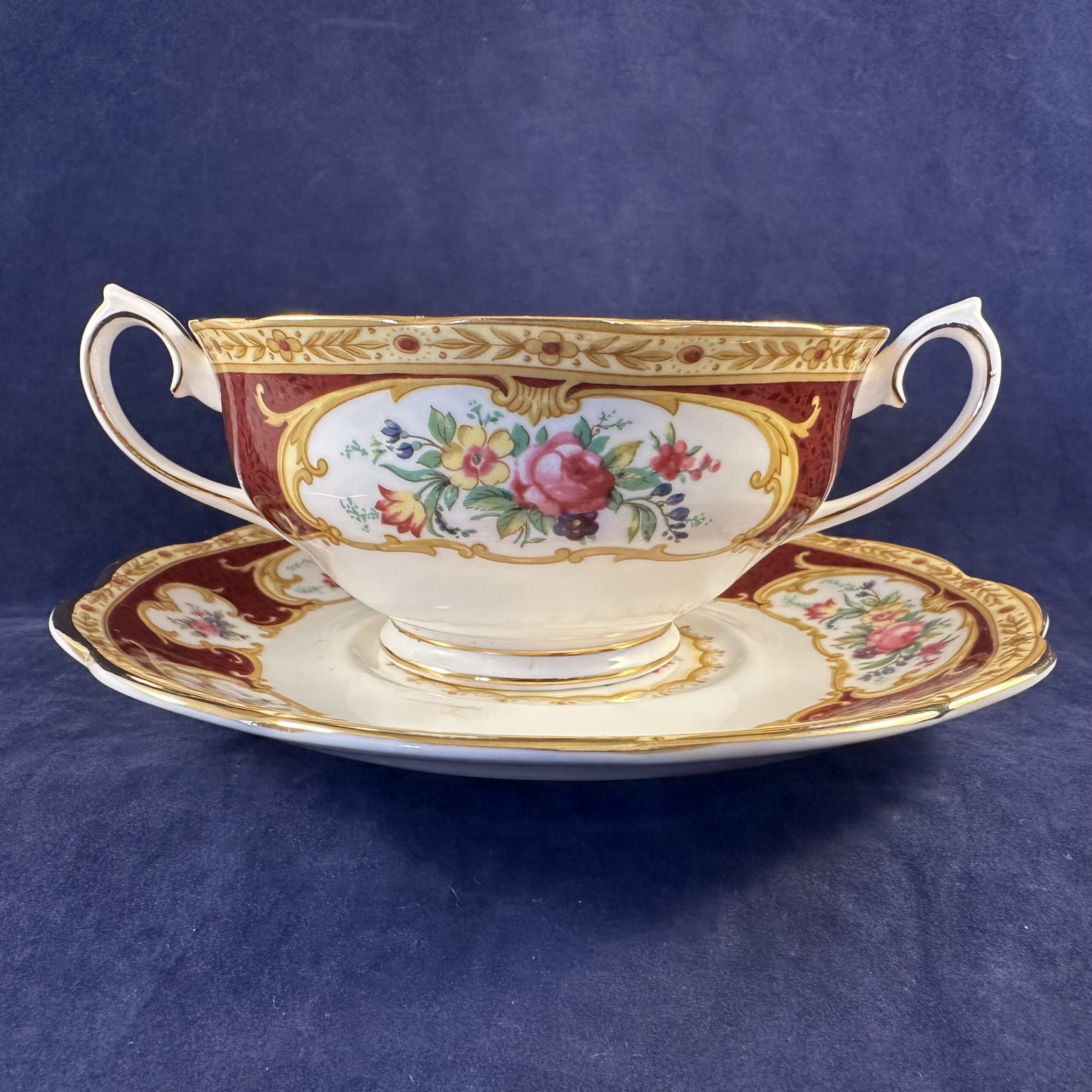 Royal Albert 'Lady Hamilton' soepkom met schotel Ø 12 cm, hoog 6 cm.