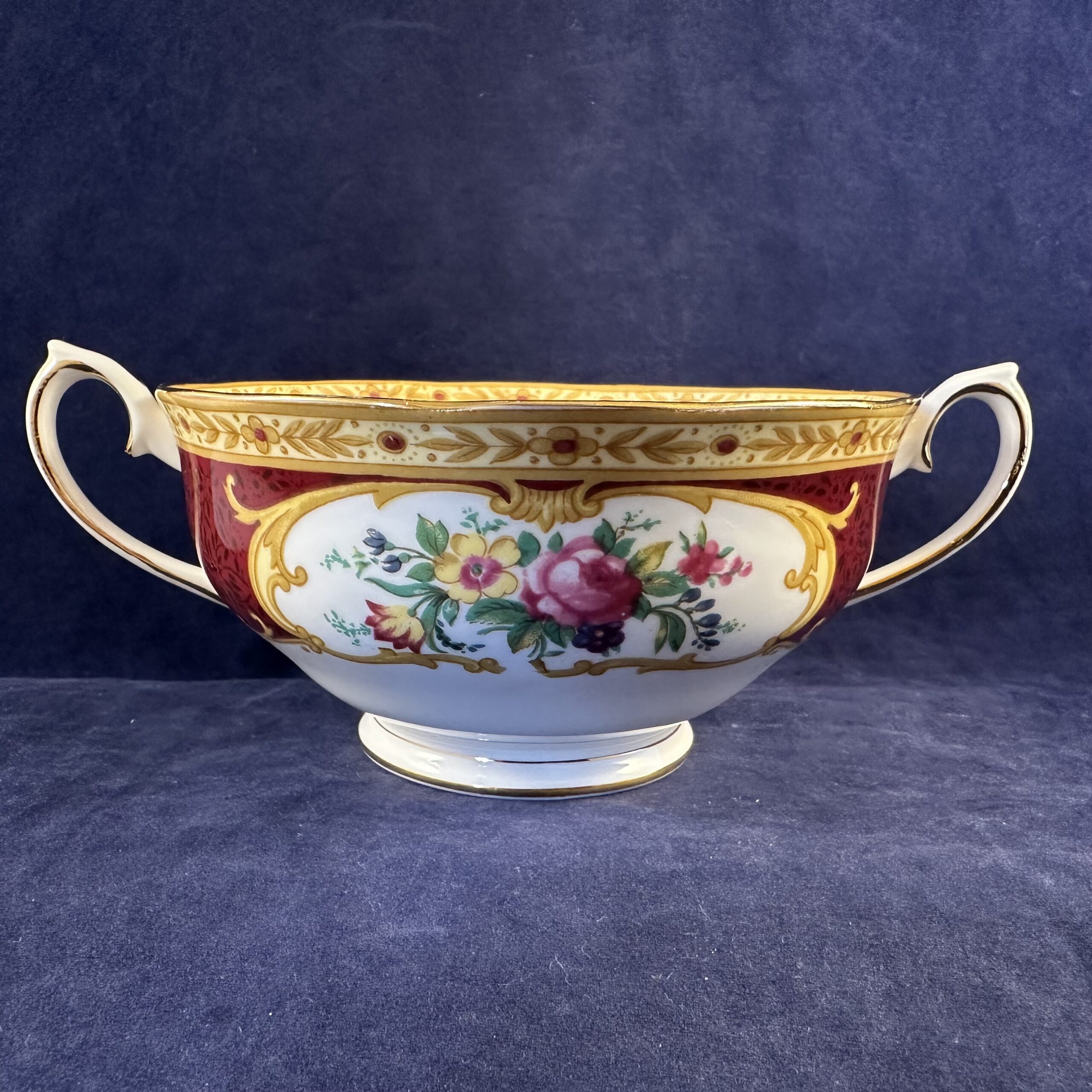 Royal Albert 'Lady Hamilton' soepkom zonder schotel Ø 12 cm, hoog 6 cm.