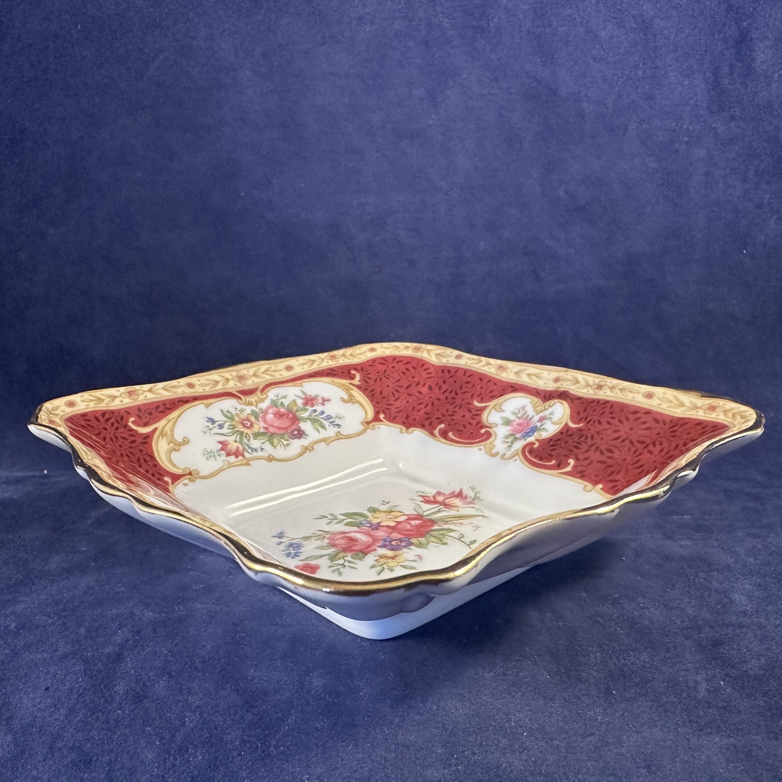 Royal Albert 'Lady Hamilton' vierkant bonbonschaaltje Ø 12 x 12 cm hoog 3 cm.