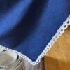 Kobaltblauw tafelkleed met witte aangezette rand 250/130 cm.