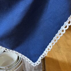 Kobaltblauw tafelkleed met witte aangezette rand 250/130 cm.