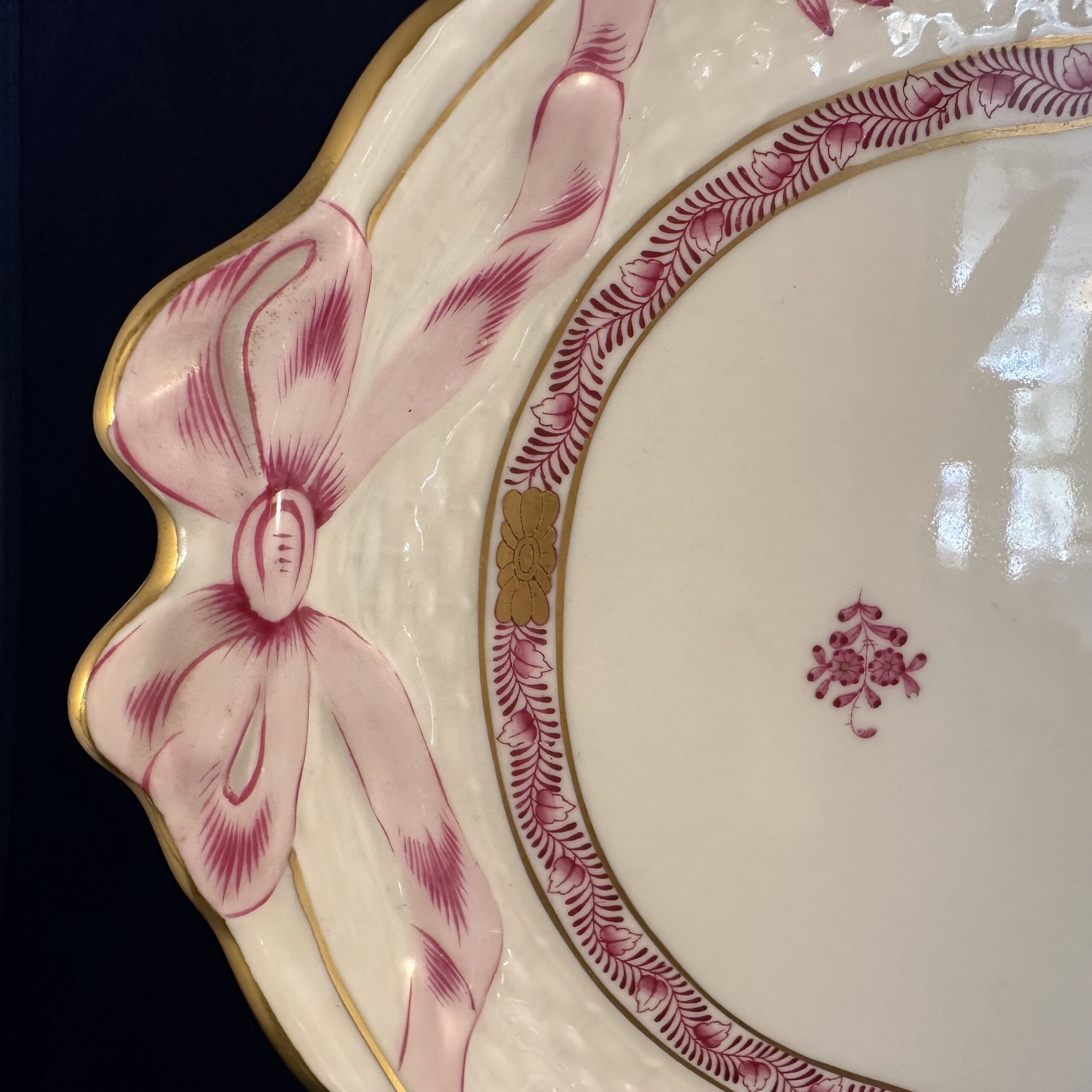 Herend Apponyi roze grote ovale presenteerschaal met strikken nr. 400 AOG 28,5 x 40,5 cm. - Afbeelding 4