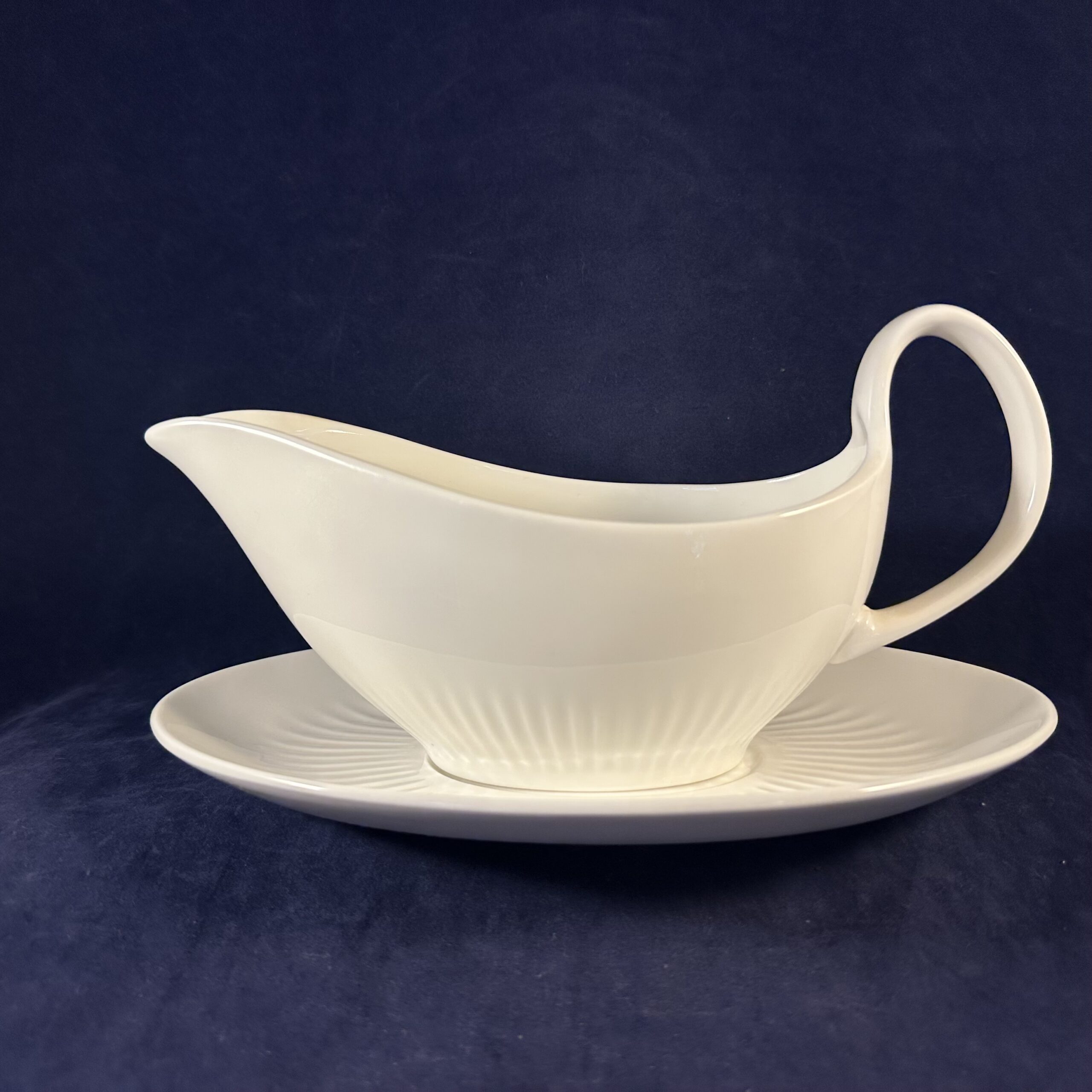 Wedgwood 'Galaxie White' sauskom met losse schotel Ø 21,5 x 8,5 cm, hoog 11,5 cm