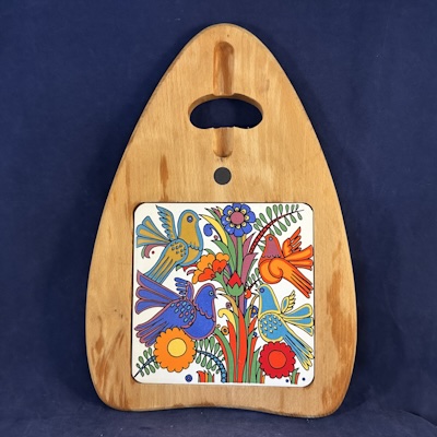 Villeroy en Boch 'Acapulco' kaasplankje 32 x 22,5 cm. Houten plank met porseleinen inzet en magneet om mes vast te houden.