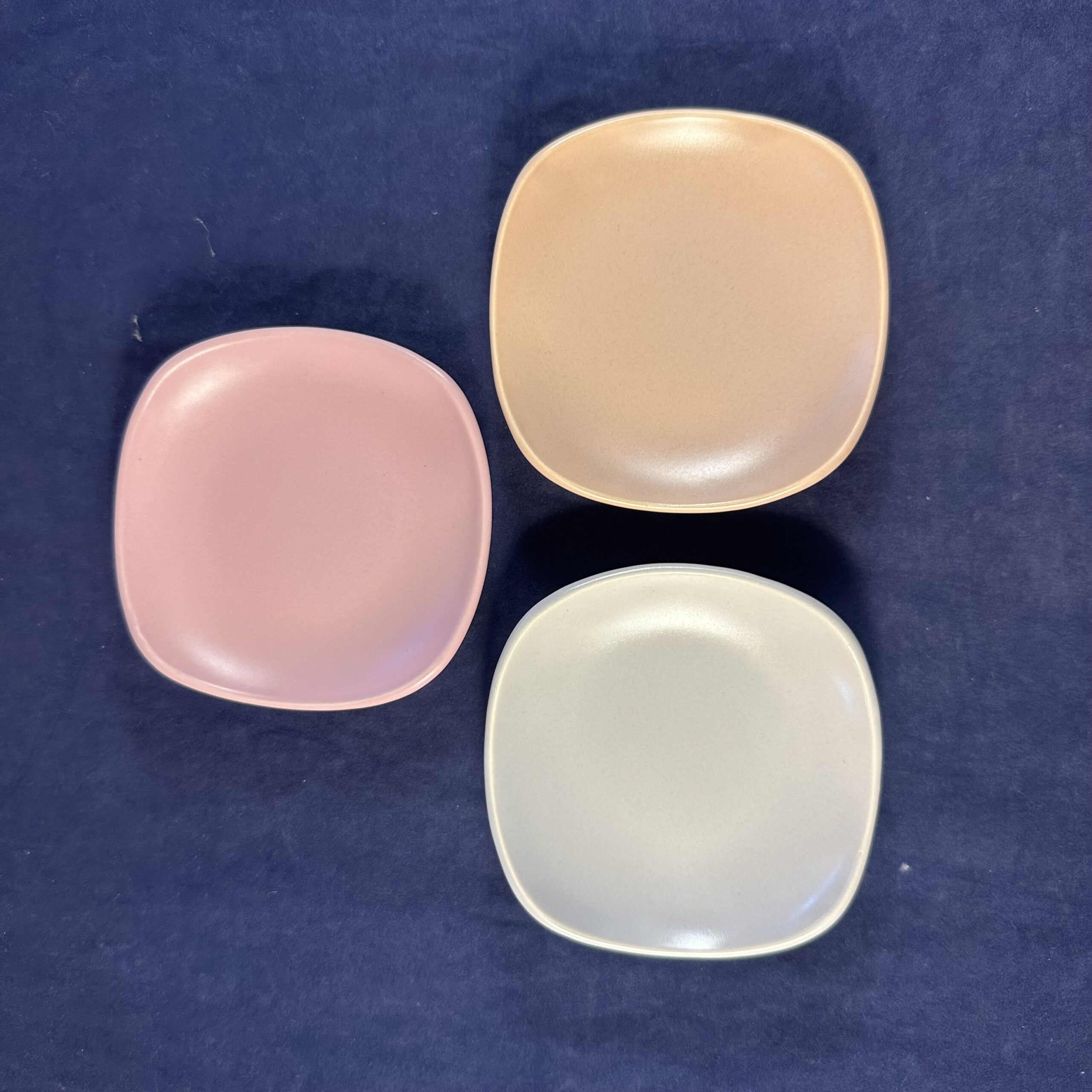 Flora plateel Gouda set van 3 matte pastelkleurige bonbonbordjes 8,7 x 8,7 cm.