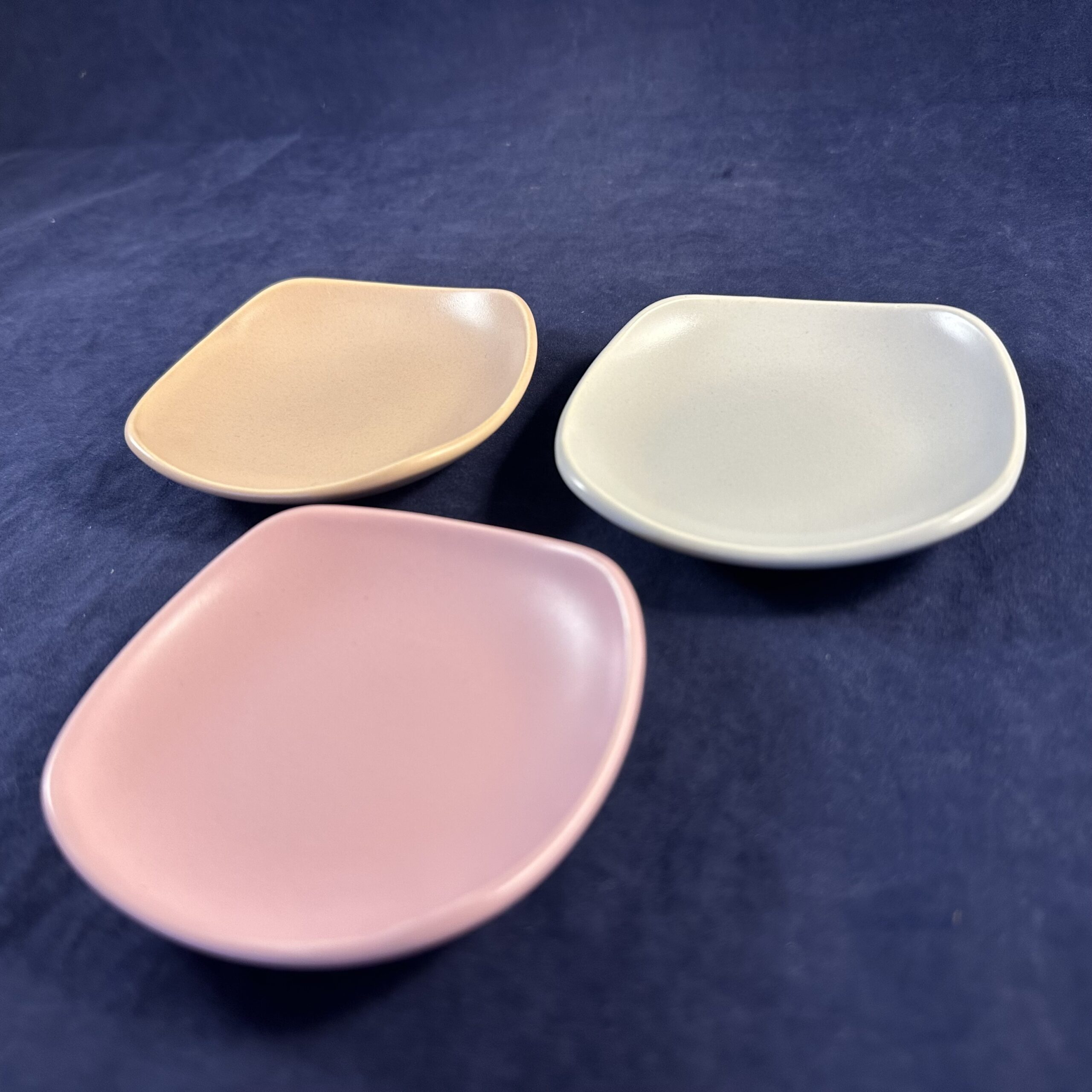 Flora plateel Gouda set van 3 matte pastelkleurige bonbonbordjes 8,7 x 8,7 cm. - Afbeelding 2