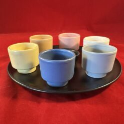 Flora plateel Gouda set met 6 matte pastelkleurige eierdopjes en een zoutbakje