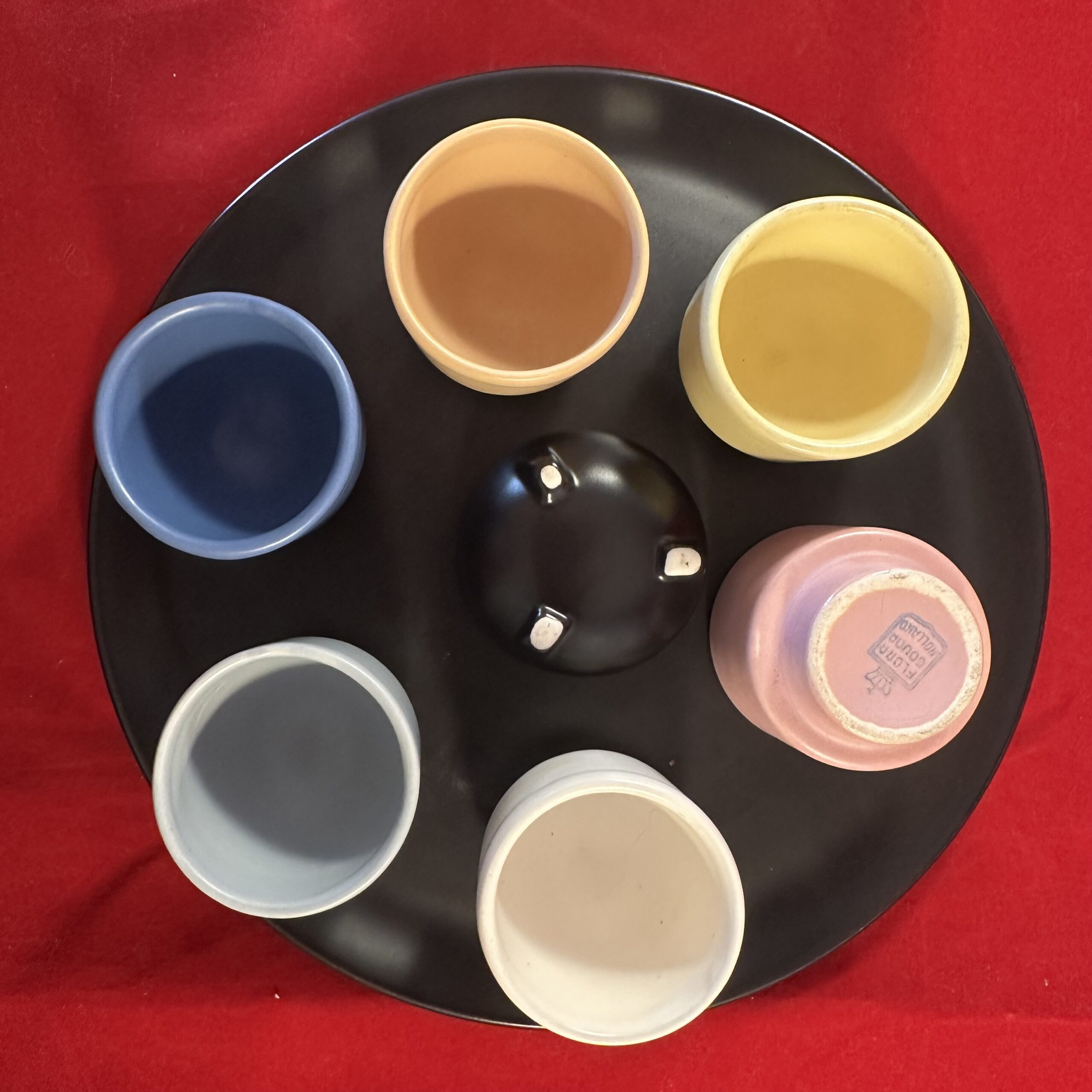Flora plateel Gouda set met 6 matte pastelkleurige eierdopjes en een zoutbakje - Afbeelding 2