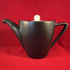 Regina plateel Gouda mat zwarte theepot 'Black Princess' ontworpen door Floris Meydam. Inhoud 1 liter.